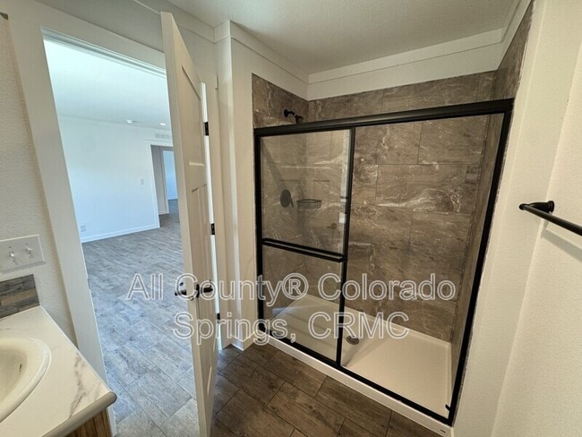 Building Photo - 690 E Hahns Peak Ave