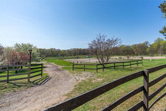 Building Photo - 203 Store Hill Rd