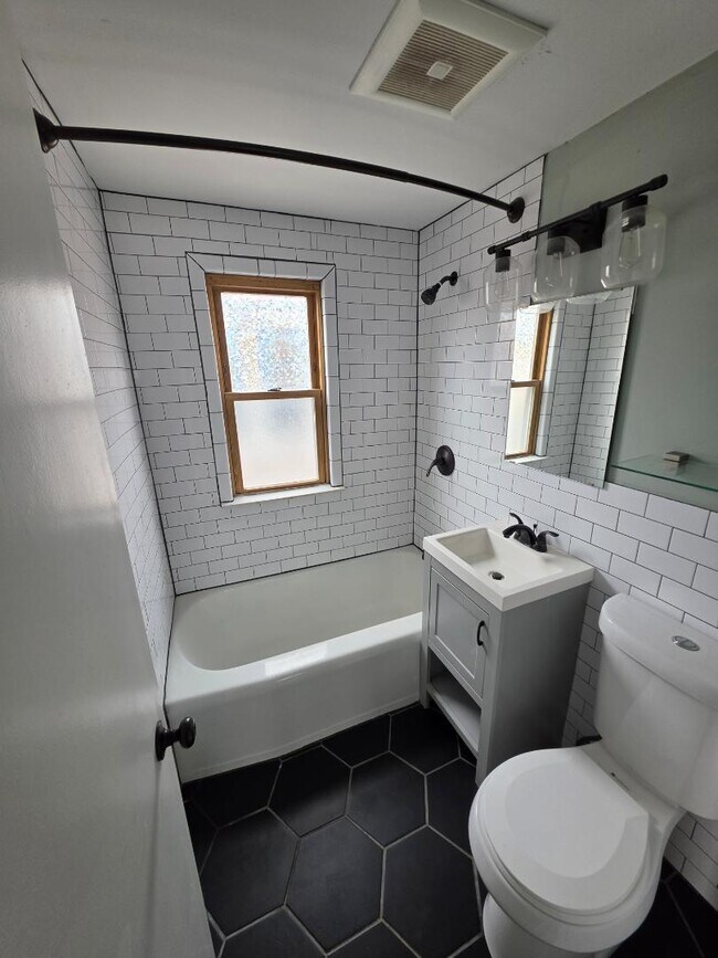 Building Photo - 3663 E Underwood Ave