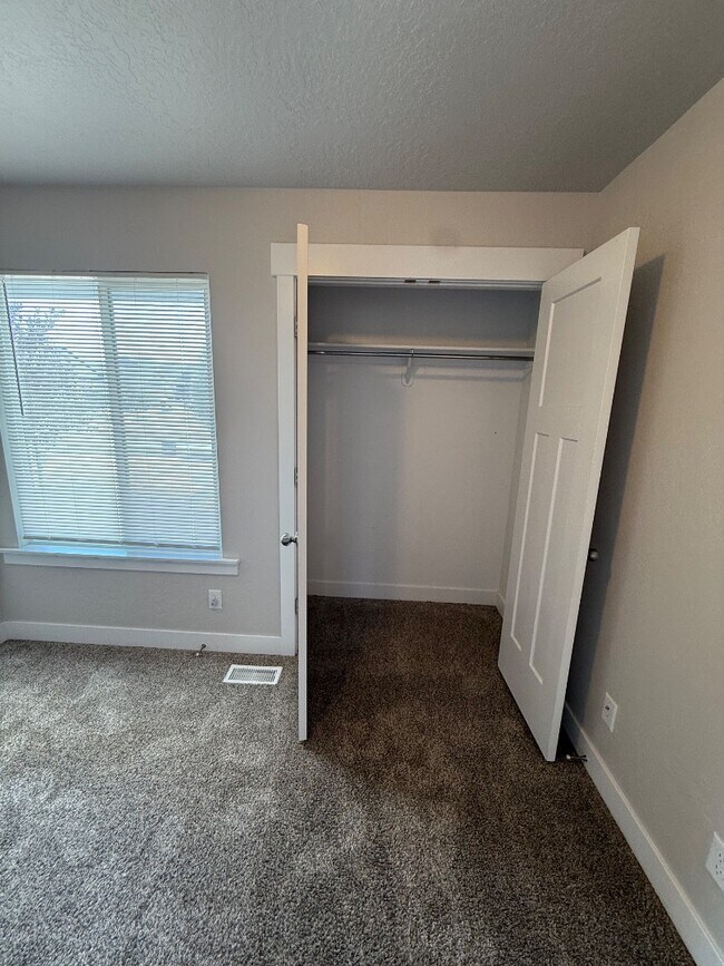 Building Photo - 1375 E Rachel Way