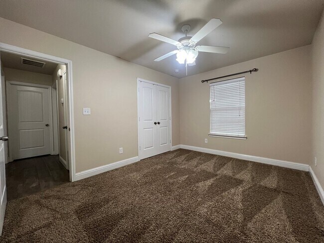 Building Photo - 9914 Rainbow Dr