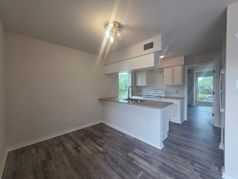 Primary Photo - 1020 Autumn Cir