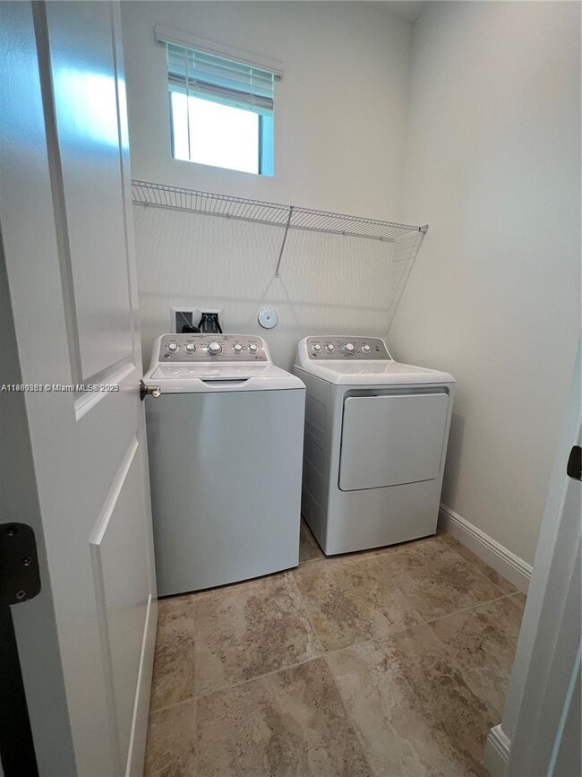 Building Photo - 9387 SW Pepoli Way