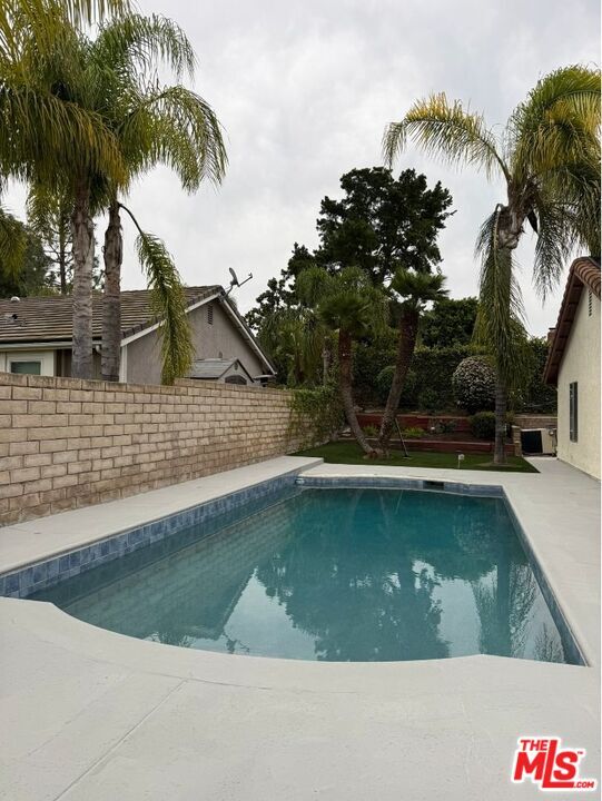 Building Photo - 233 Longfellow St