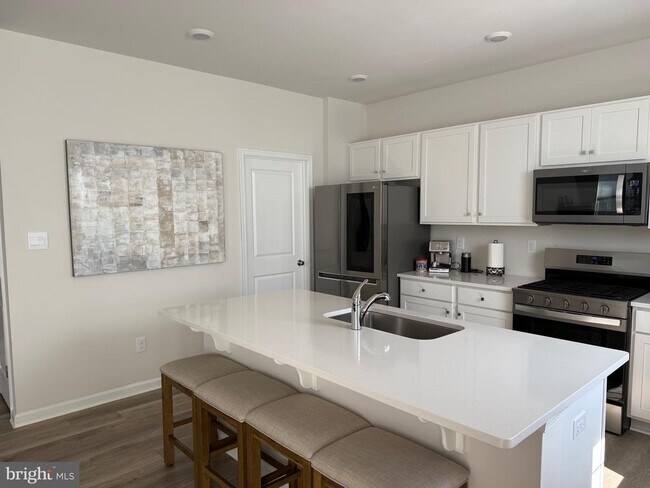 Building Photo - 13 Outsail Ave