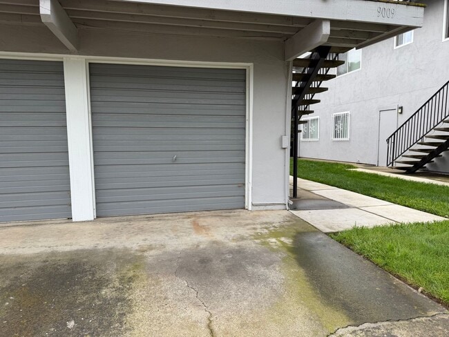 Building Photo - 2 story updated townhouse In Rosemont 2/1