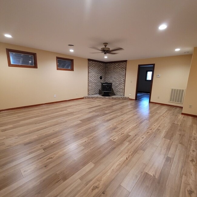 Building Photo - Beautiful Property Located in Seven Lakes near Pinehurst! Located on the Golf Course with Amazing...