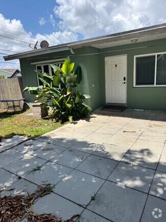 Building Photo - 2 BED/ 1 BATH WITH PRIVATE YARD