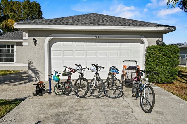 Building Photo - 1831 SE Van Loon Terrace