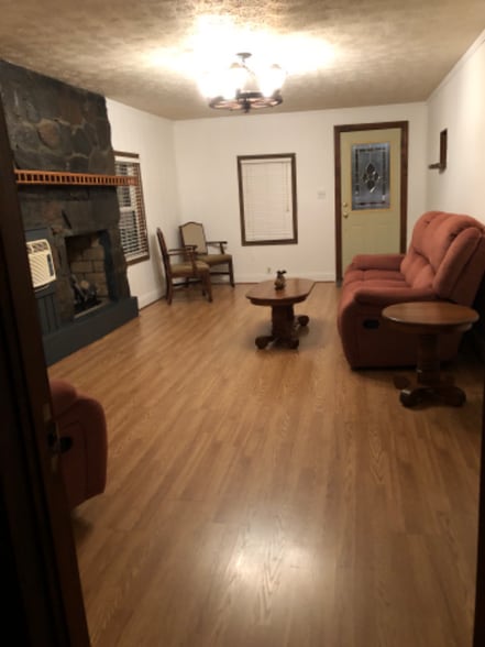 Building Photo - 429 Hollywood Church Rd