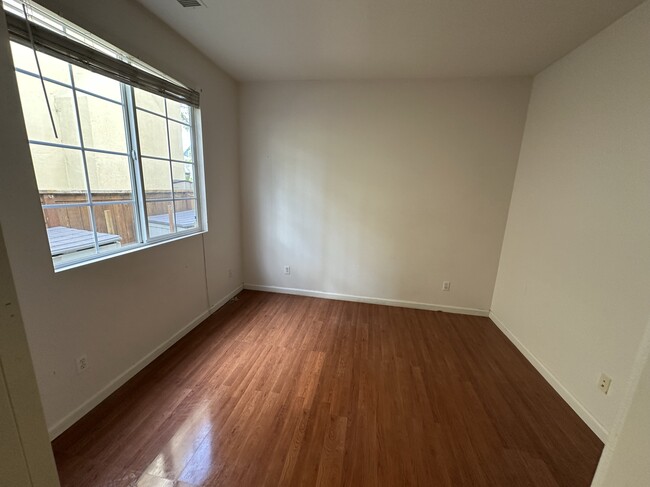 Building Photo - 664 Seaward Ave