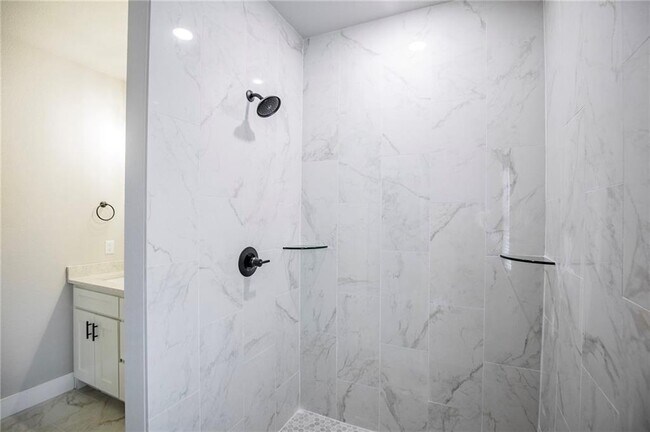 Building Photo - 14 Kinloch Dr