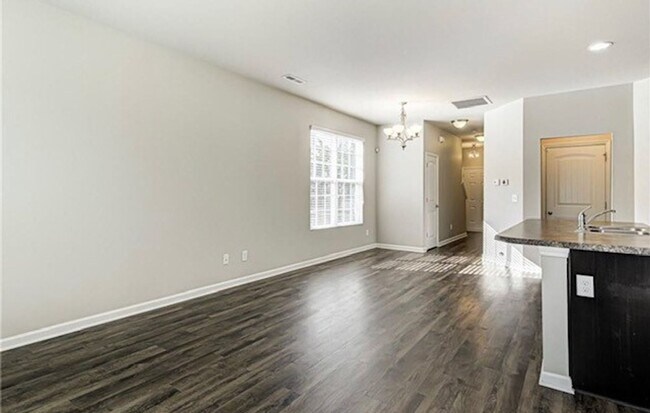 Building Photo - 3 Bedroom 2.5 Townhome available now