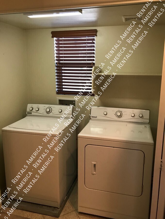 Building Photo - 1691 W Gleaming Moon Ln