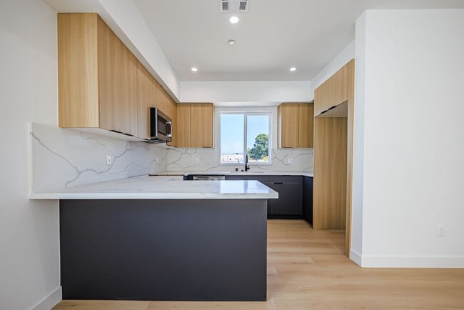 Building Photo - 2847 S Victoria Ave