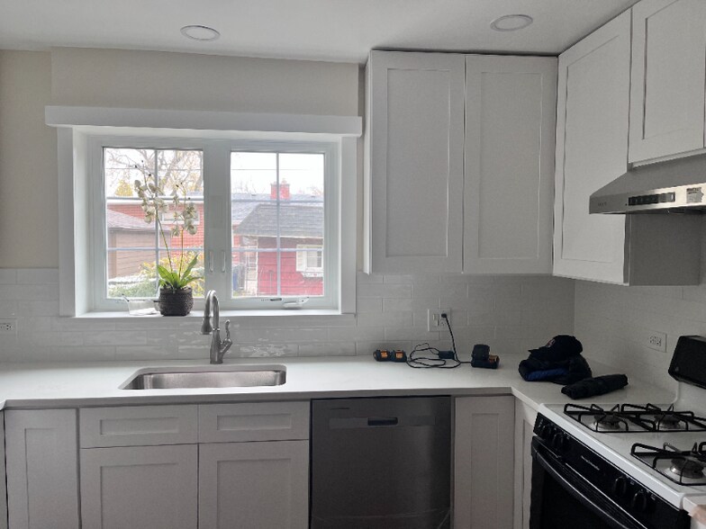 Building Photo - 3623 W Foster Ave