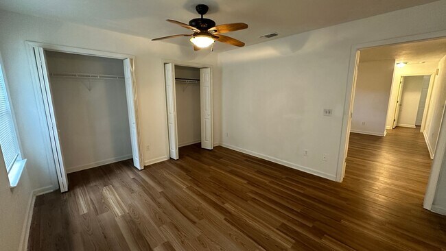 Building Photo - Recently Updated 3/2 Newer Kitchen, Deck &...