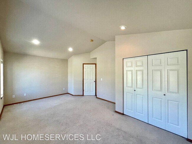 Building Photo - 4 br, 2.5 bath House - 17830 14th Ave W