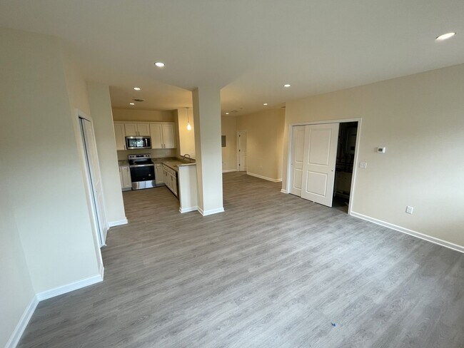 Building Photo - Stylish 1-Bed • 819 Sq. Ft. • Free Interne...