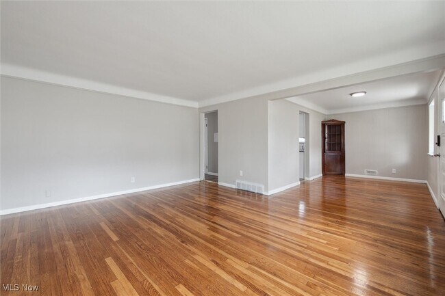 Building Photo - 5339 Elmwood Ave