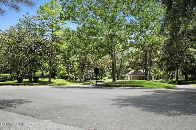 Building Photo - 4565 E Seneca Dr