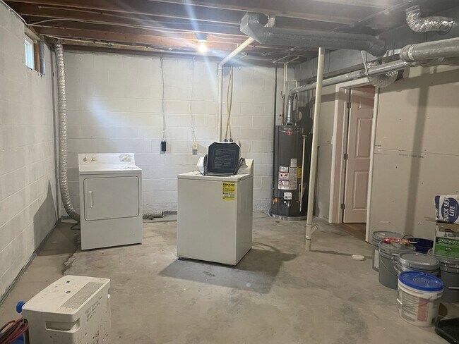 Building Photo - 3 Bedrooms 2 Bathrooms in a GREAT AREA