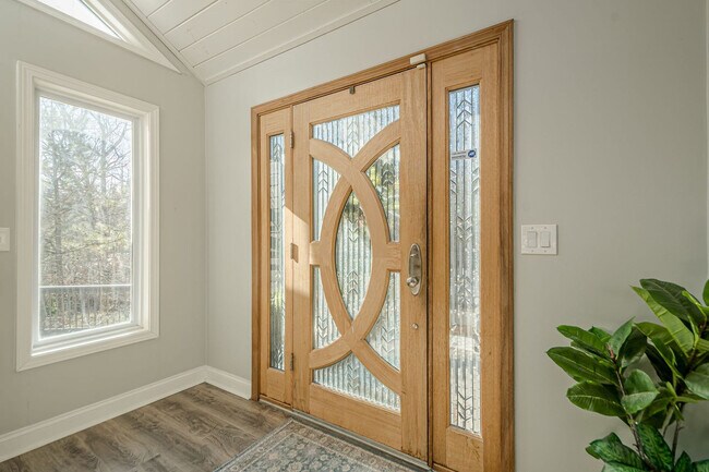 Building Photo - 117 Lakeview Cir