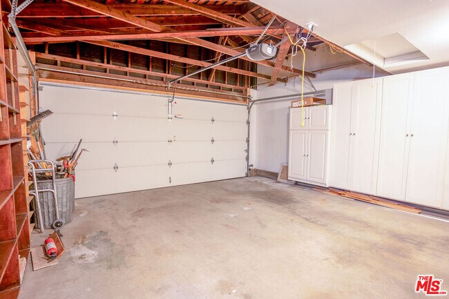 Building Photo - 3030 Stoner Ave