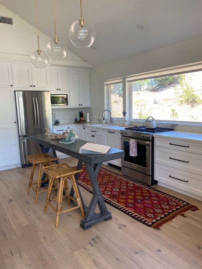 Building Photo - 727 Sonrisa St