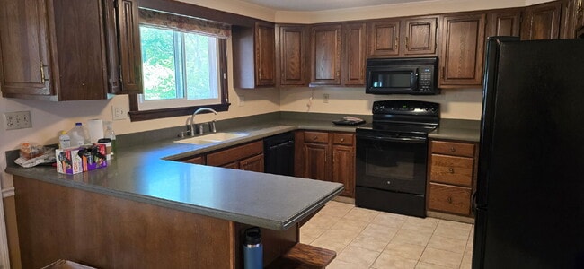 Building Photo - UPDATED!! 3 bed, 2 bath house with solar p...
