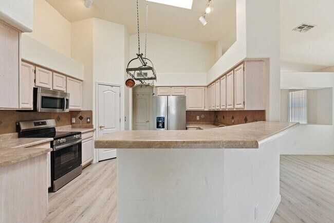 Building Photo - 4 Bed 2 Bath House with a pool!