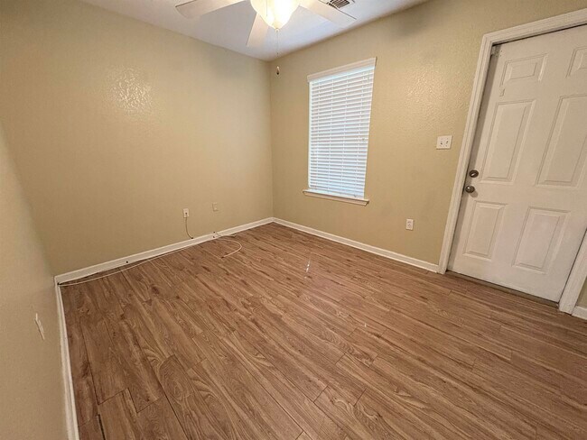 Building Photo - 2370 Quazar Cir