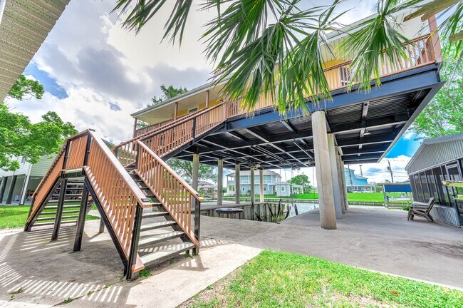 Building Photo - 302 Palm Dr