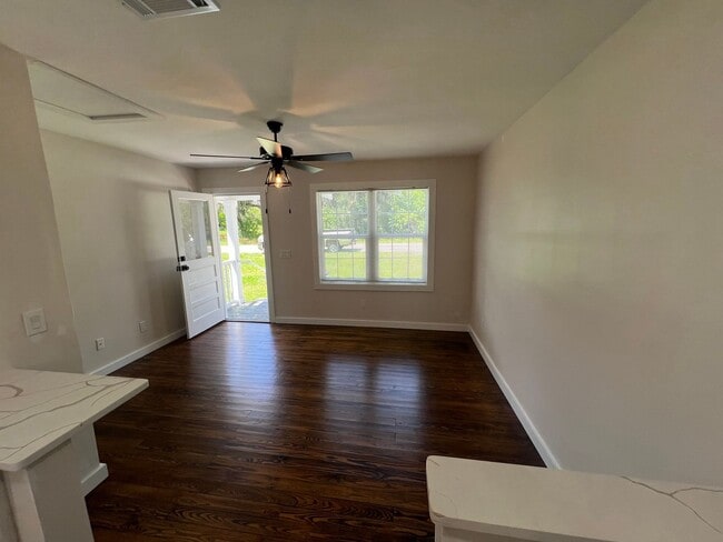 Building Photo - ANNUAL ** $1,600/month ** 3/4 Mile from Su...
