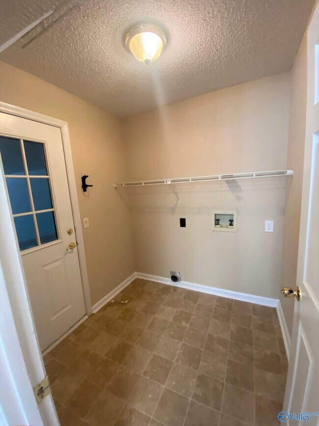 Building Photo - 523 Farmingdale Rd SE