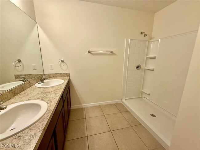 Building Photo - 902 SE 31st Terrace