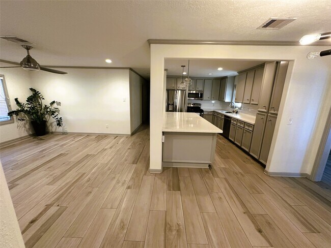 Building Photo - 5111 Maple St