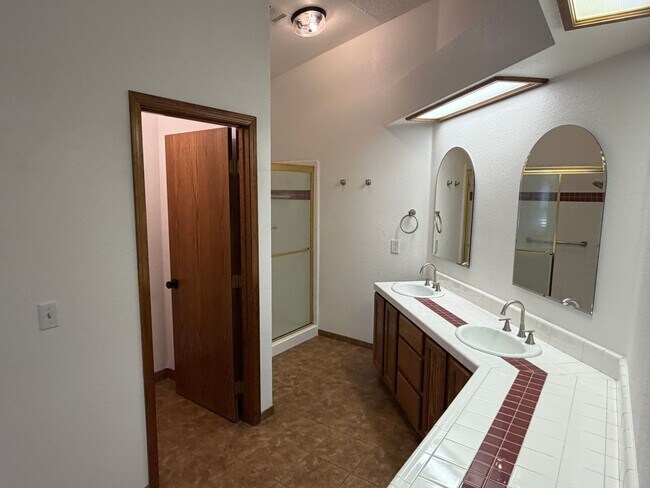 Building Photo - 5933 W Iris Ct