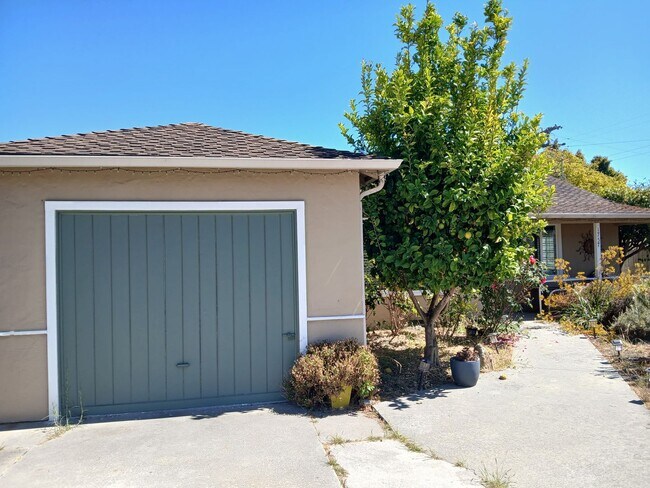 Building Photo - Charming 3-bedroom Home on Upper Westside -Large Yard and Covered Patio
