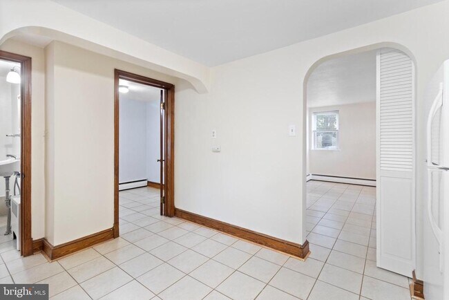 Building Photo - 1 S Cherry Grove Ave