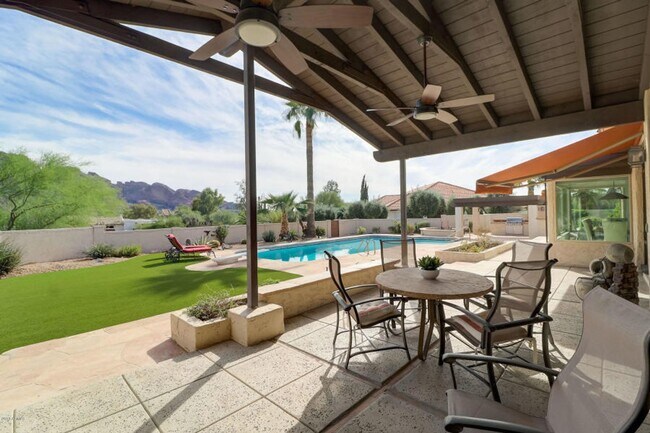 Building Photo - Beautiful 5 bed/4 bath + Den in Desirable Paradise Valley