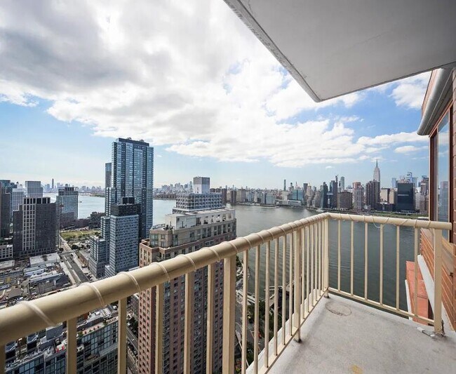 Building Photo - 3 bedroom in Long Island City NY 11109
