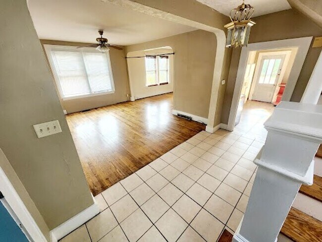 Building Photo - 305 Lyndhurst St