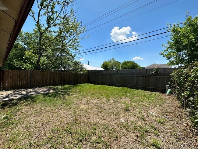 Building Photo - 2/2 Duplex near LBJ High