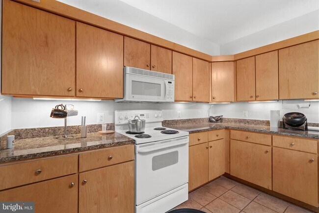 Building Photo - 616 E St NW