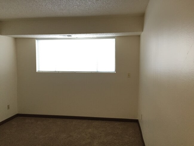 Building Photo - 2 Bed 1 Bath First Floor Corner Unit Manha...