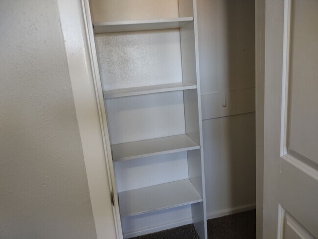 Building Photo - Large Updated 4 Bedroom Home Off University