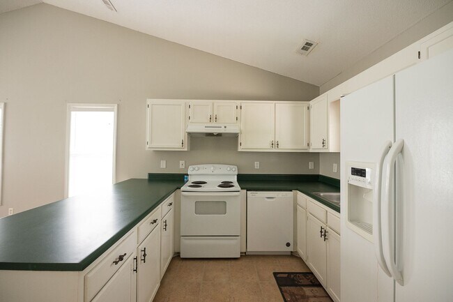 Building Photo - Charming 3 bedroom 2 bath ranch style home...