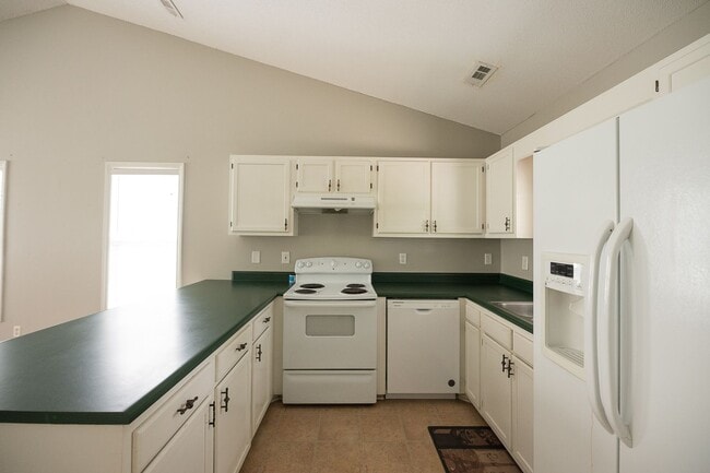 Building Photo - Charming 3 bedroom 2 bath ranch style home in Greensboro with covered front porch!