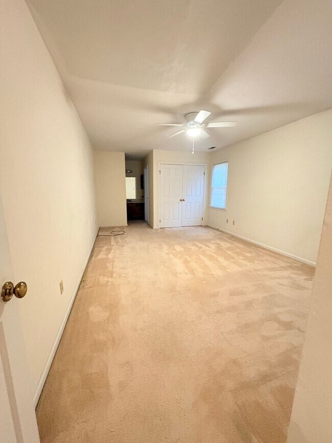 Building Photo - 3 BED / 2 BATH SINGLE FAMILY